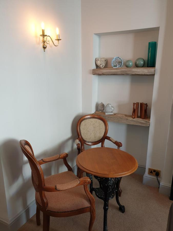 Glascoed Guest House Ландъндо Екстериор снимка