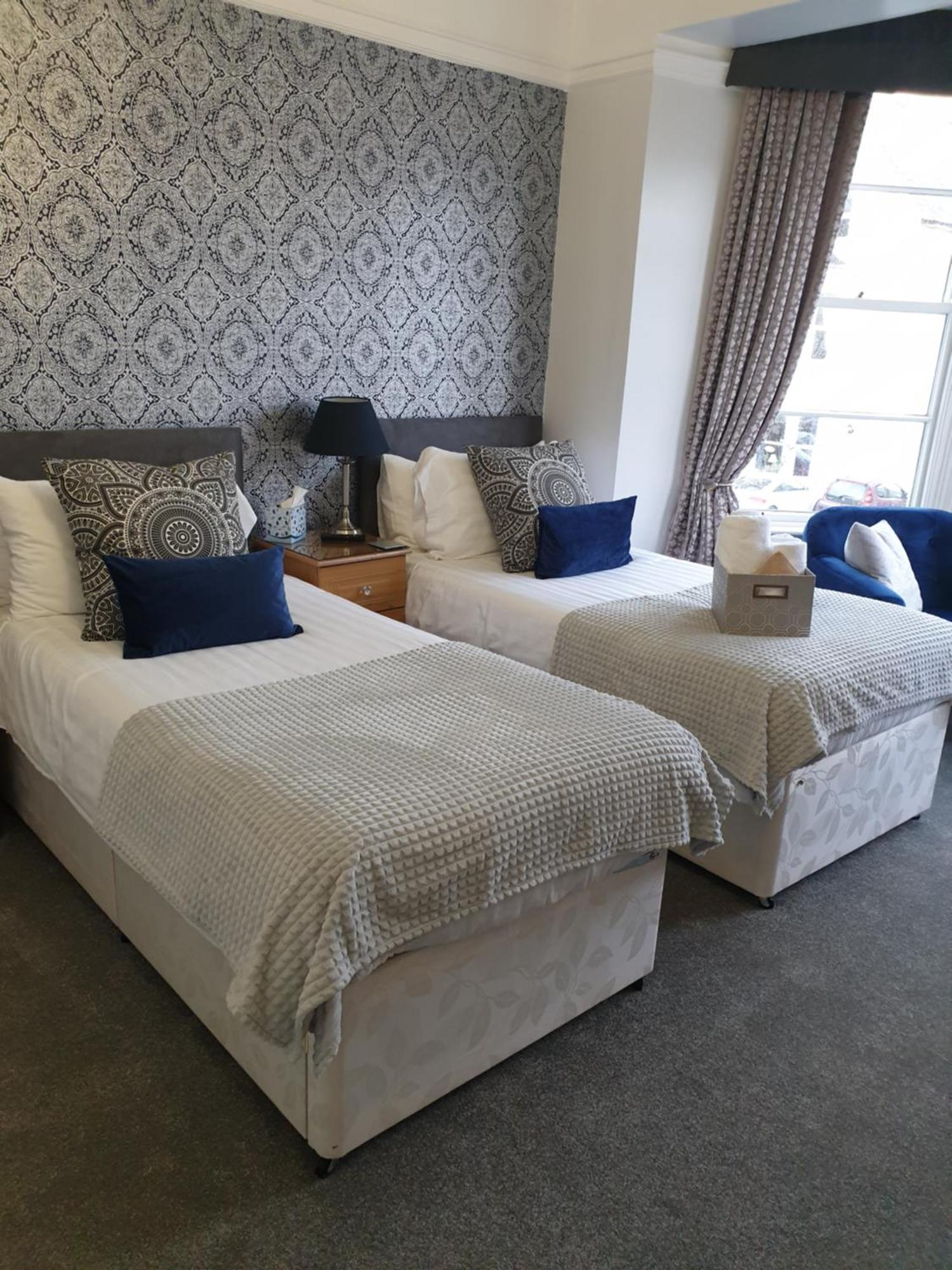 Glascoed Guest House Ландъндо Стая снимка