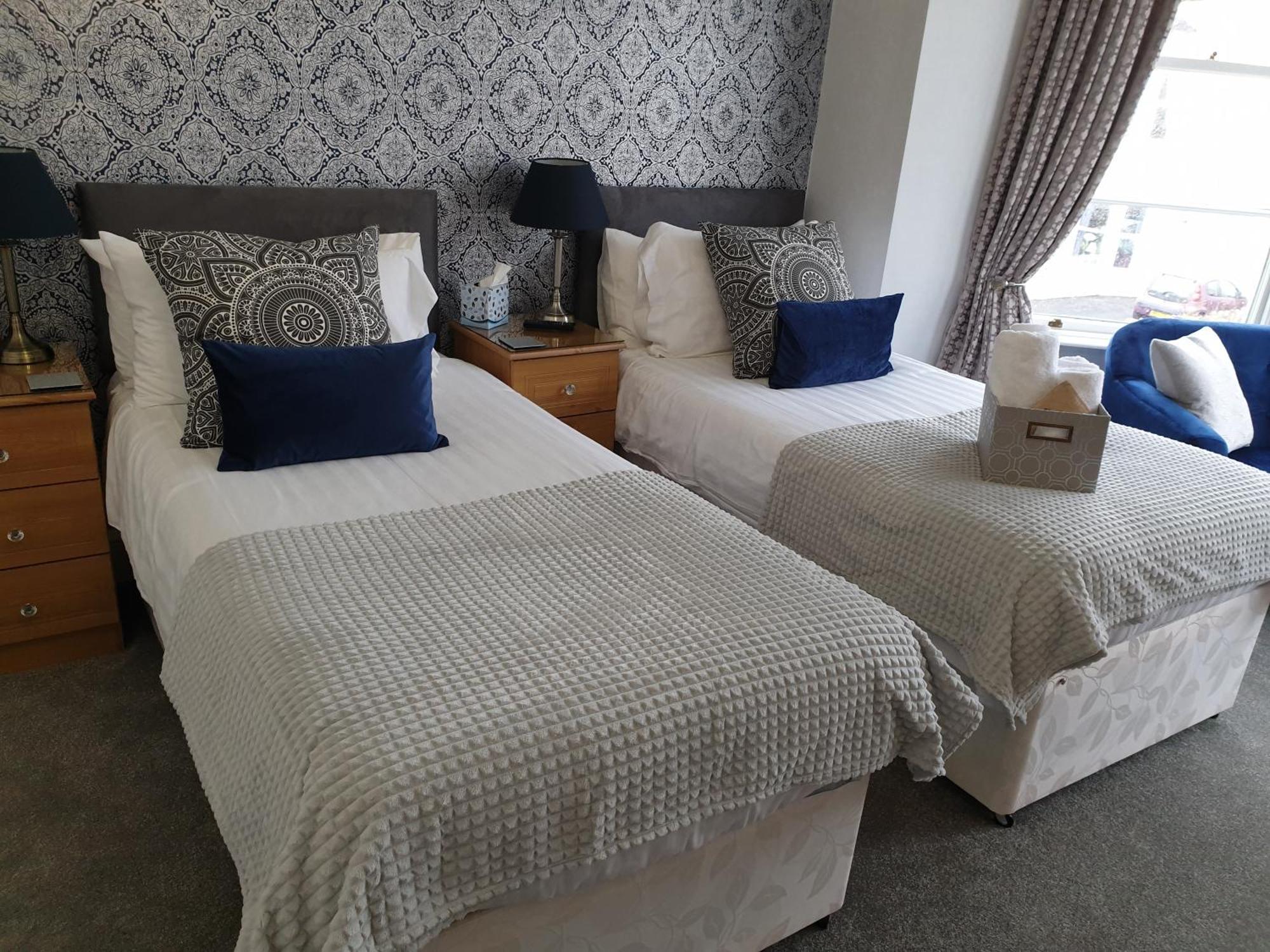 Glascoed Guest House Ландъндо Стая снимка