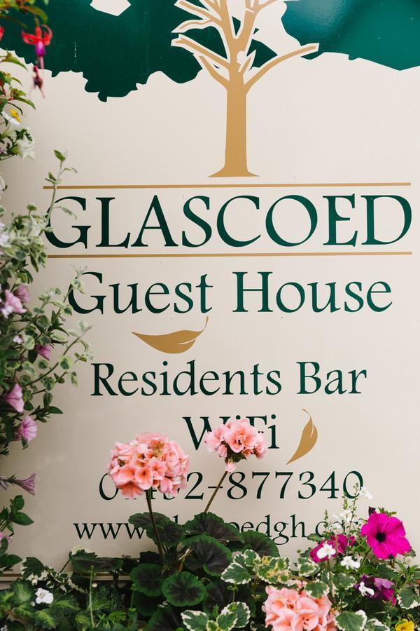 Glascoed Guest House Ландъндо Екстериор снимка