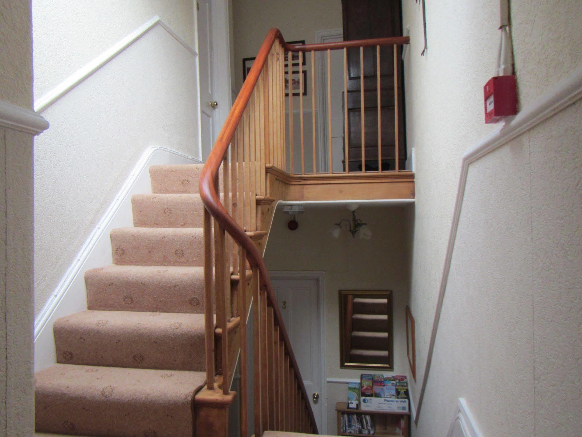 Glascoed Guest House Ландъндо Екстериор снимка