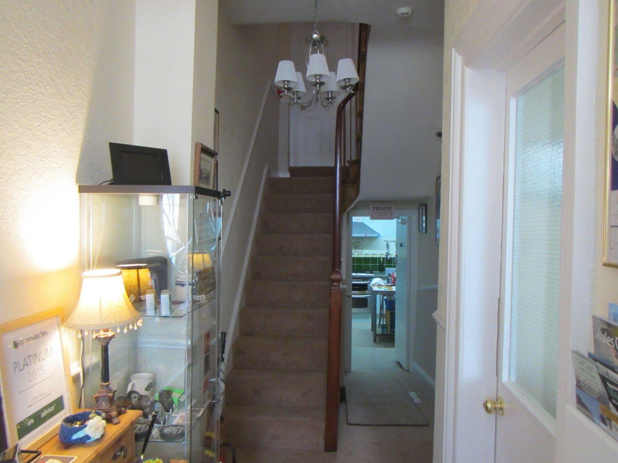 Glascoed Guest House Ландъндо Екстериор снимка