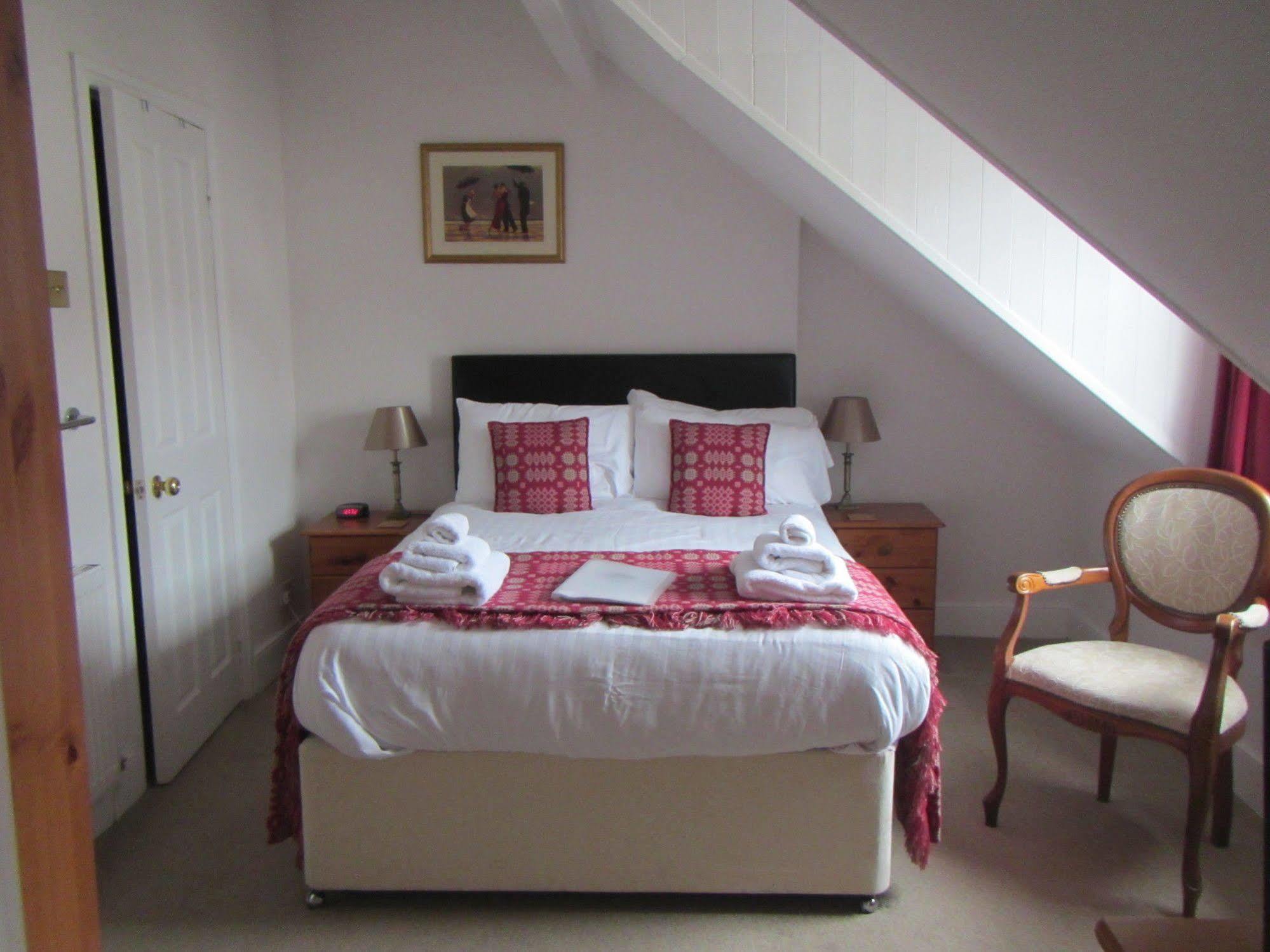 Glascoed Guest House Ландъндо Екстериор снимка