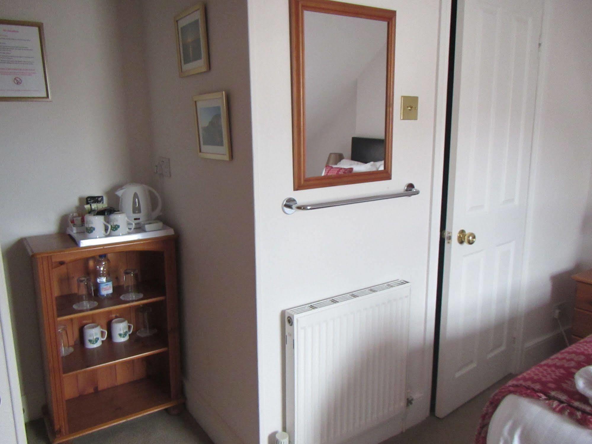 Glascoed Guest House Ландъндо Екстериор снимка