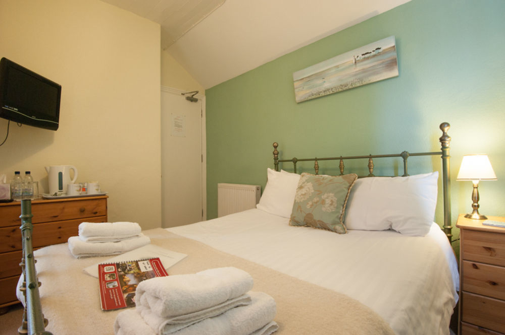Glascoed Guest House Ландъндо Екстериор снимка
