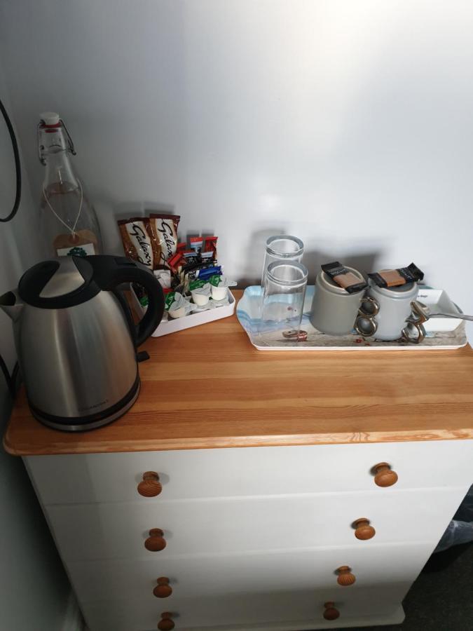 Glascoed Guest House Ландъндо Стая снимка