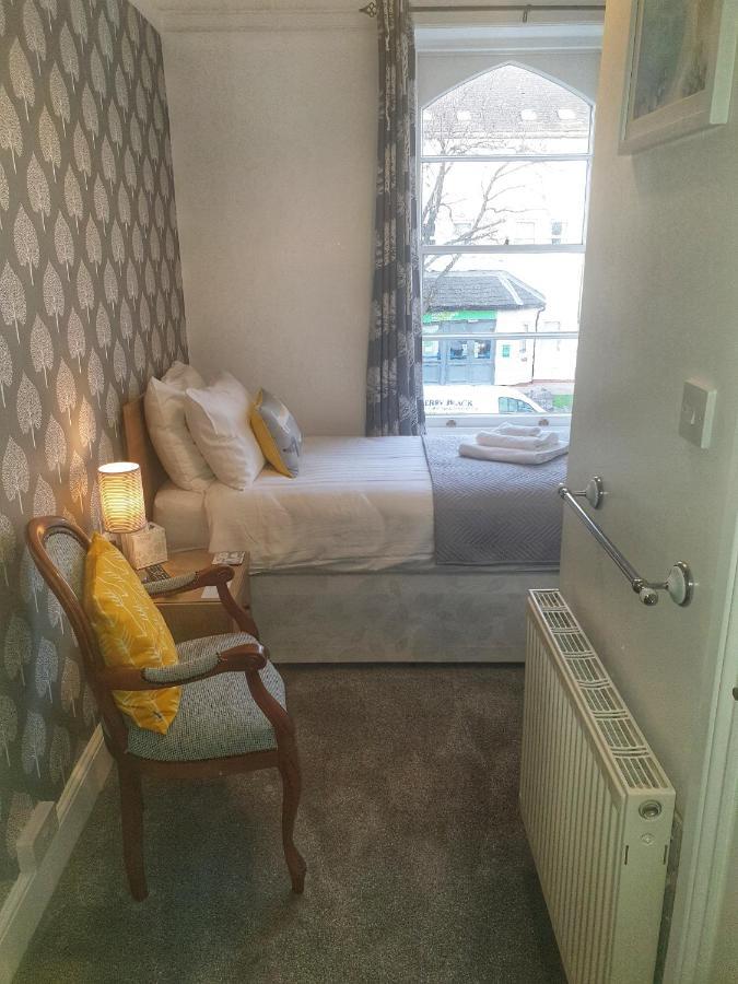 Glascoed Guest House Ландъндо Екстериор снимка