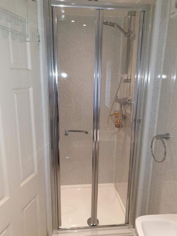 Glascoed Guest House Ландъндо Стая снимка